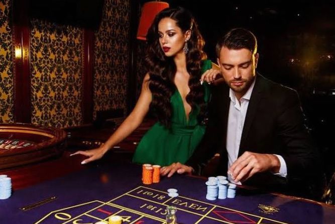 Invités découvrant les zones de jeu lors d'une soirée casino thématique