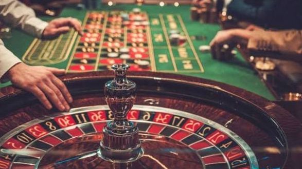 Préparation de la salle avant une soirée casino thématique à Lyon