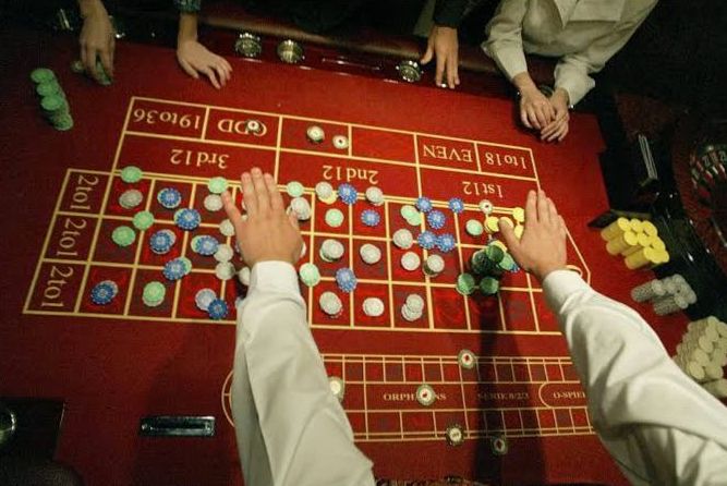 Table de poker thématique avec jetons décoratifs