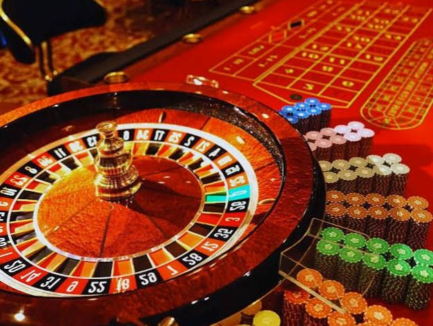 Roulette décorative animée par un croupier